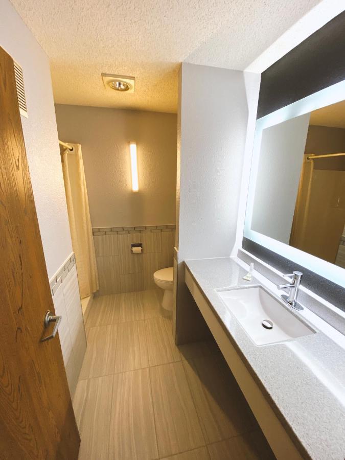 Coratel Inn & Suites By Jasper Hastings Dış mekan fotoğraf