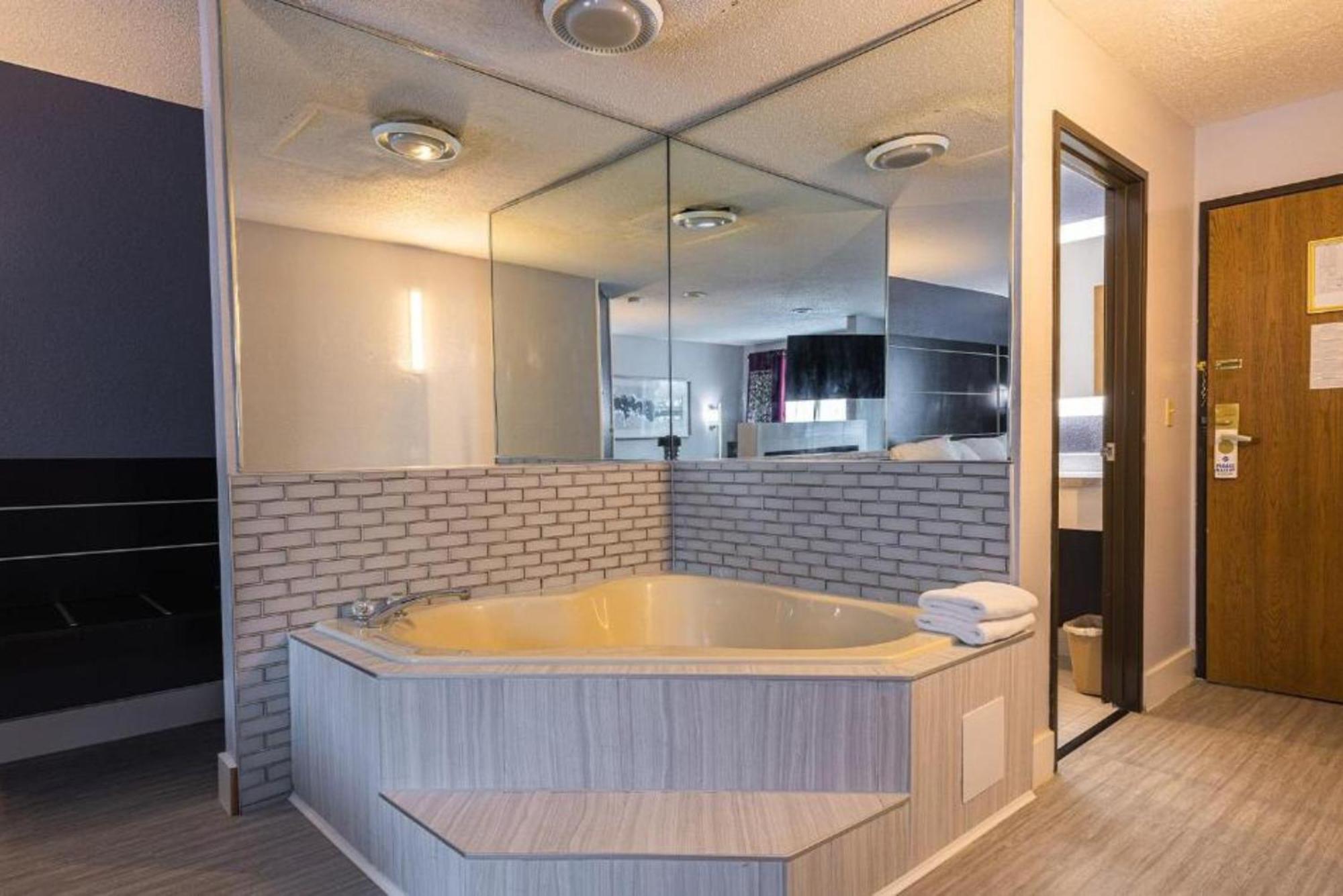 Coratel Inn & Suites By Jasper Hastings Dış mekan fotoğraf